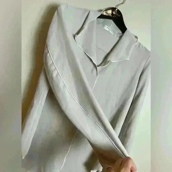 Aritzia Babaton Rena Gray Blouse - Picture 4 of 8